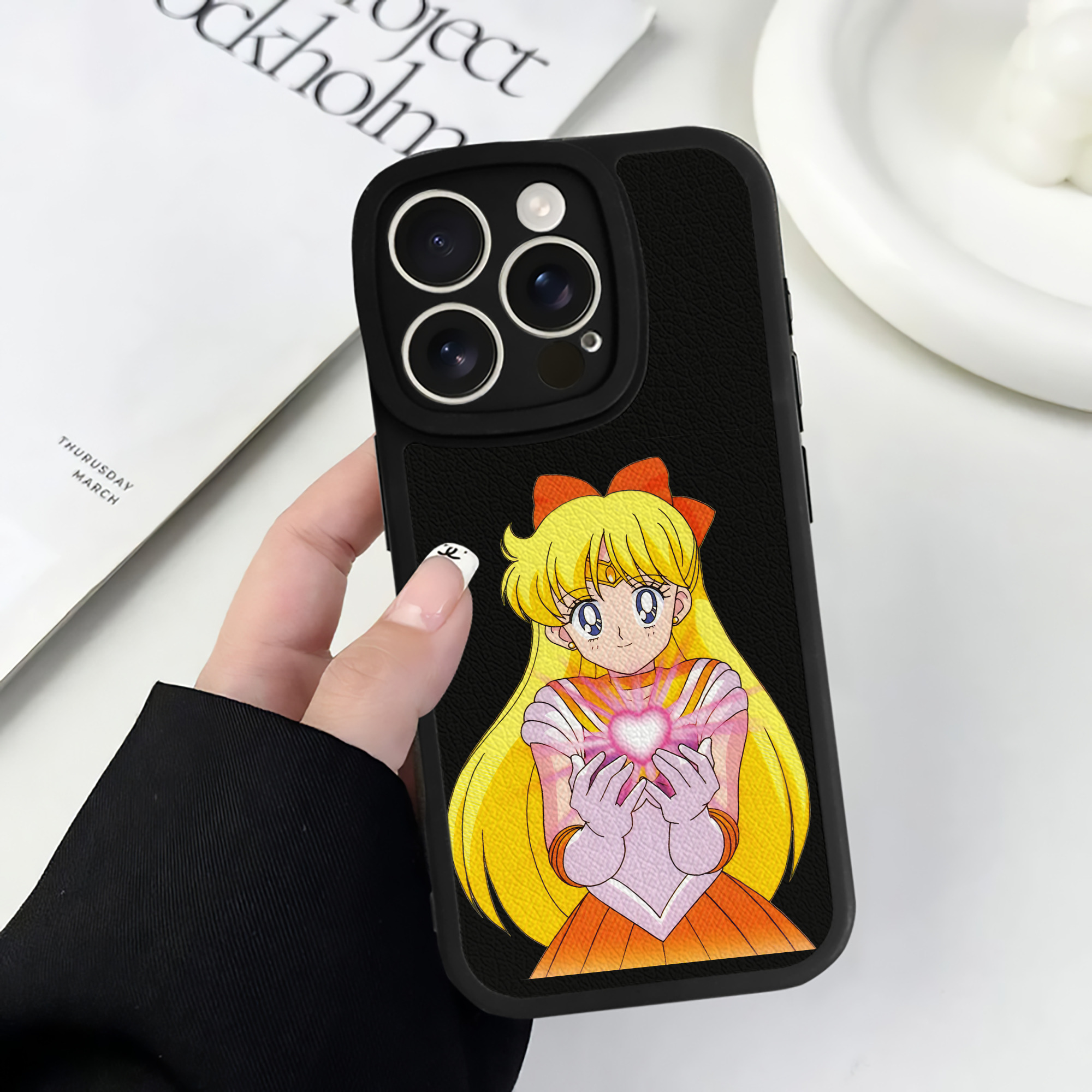 （画像用） 美少女戦士セーラームーン 愛野 美奈子 あいの みなこ Sailor Moon Aino Minako 【iPhone 16シリーズ対応】シリコンスマホケース（レザー調） 材質：シリコン
